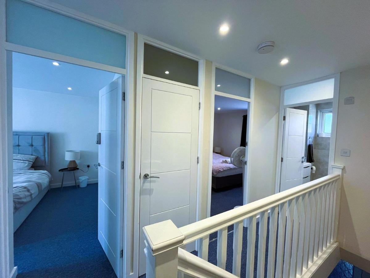 3bed 2bath House-Free Parking-Hi Speed WiFi-Garden-Entire Home-2mins from Train Station - B&B Londra