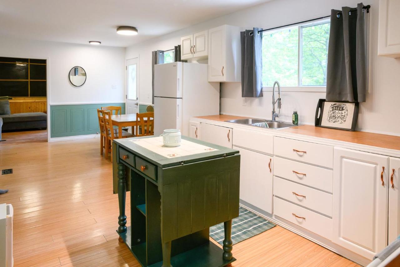 Modern Cabin Retreat with Patio & Outdoor Firepit - B&B Almonte