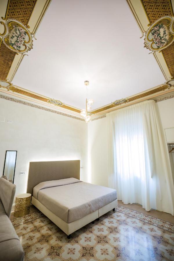 Zimmer mit Kingsize-Bett