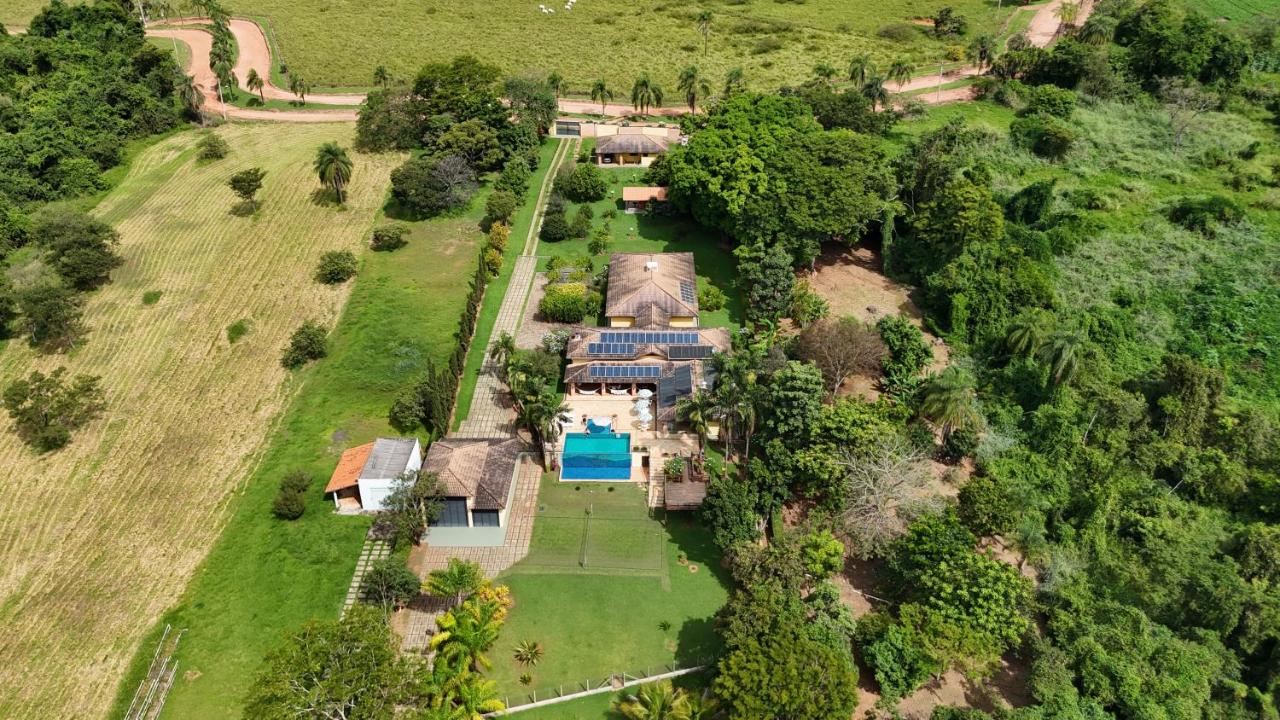 7 QUARTOS, sendo 6 SUÍTES, PISCINA AQUECIDA borda infinita na REPRESA de DELFINÓPOLIS - B&B