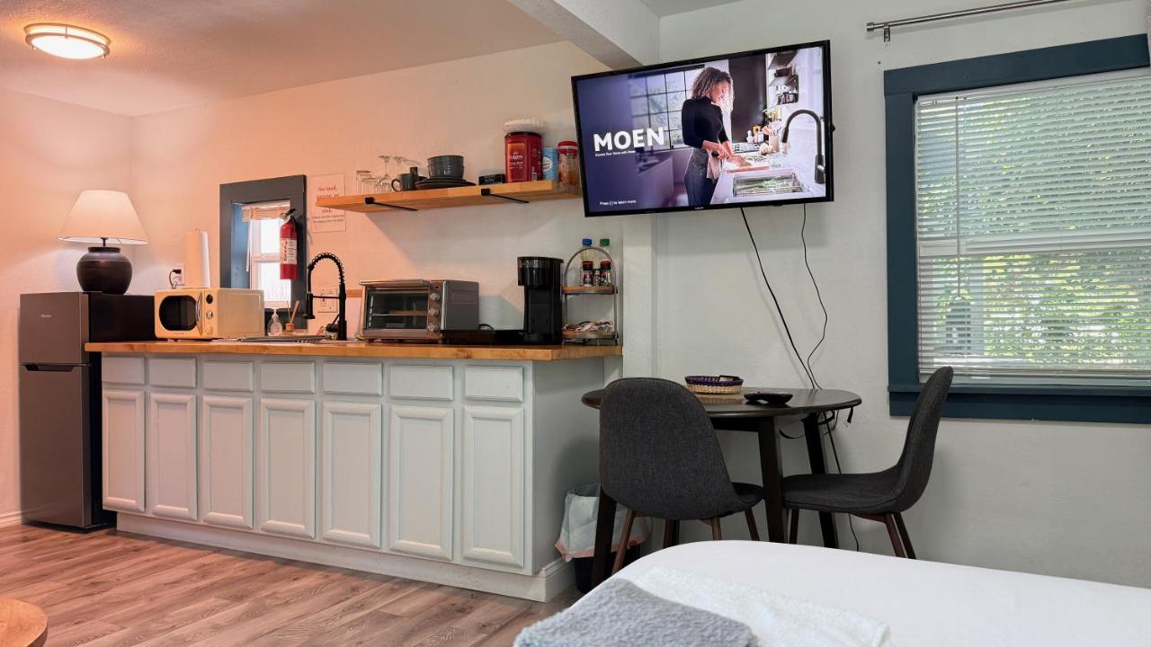 Paseo Nook Studio Private Entry & Parking #34b - B&B