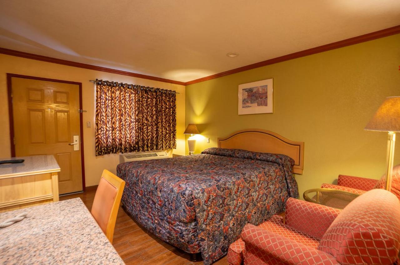 Deluxe King Bed Smoking