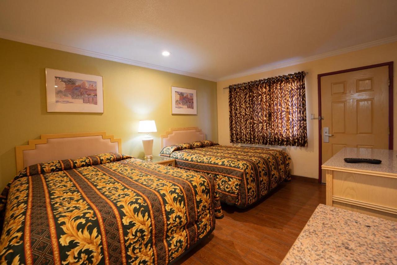 Deluxe 2 Double Beds Non-Smoking