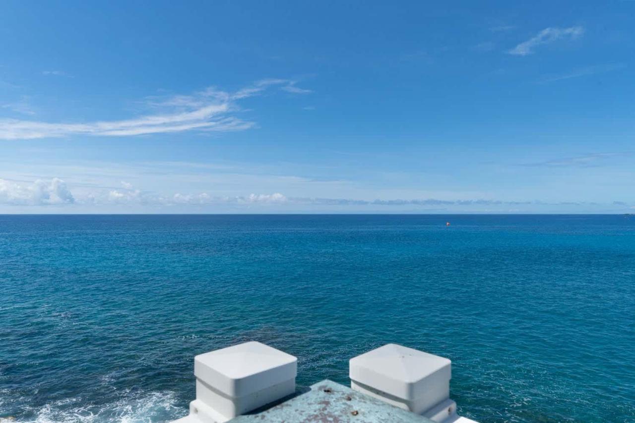 Oceanfront Vintage Retreat in Kailua-Kona - B&B