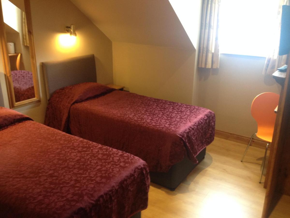 Tweepersoonskamer met 2 Aparte Bedden en Eigen Badkamer