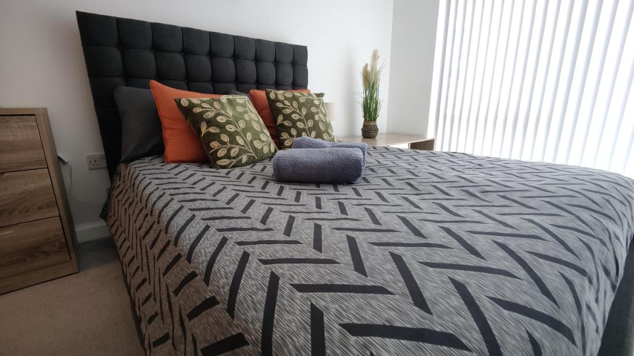 Bee Halo - Work N Relax 500Mbps WiFi, Netflix, City Centre, Paid Private Parking , Balcony and Memory Foam Beds - B&B Manchester