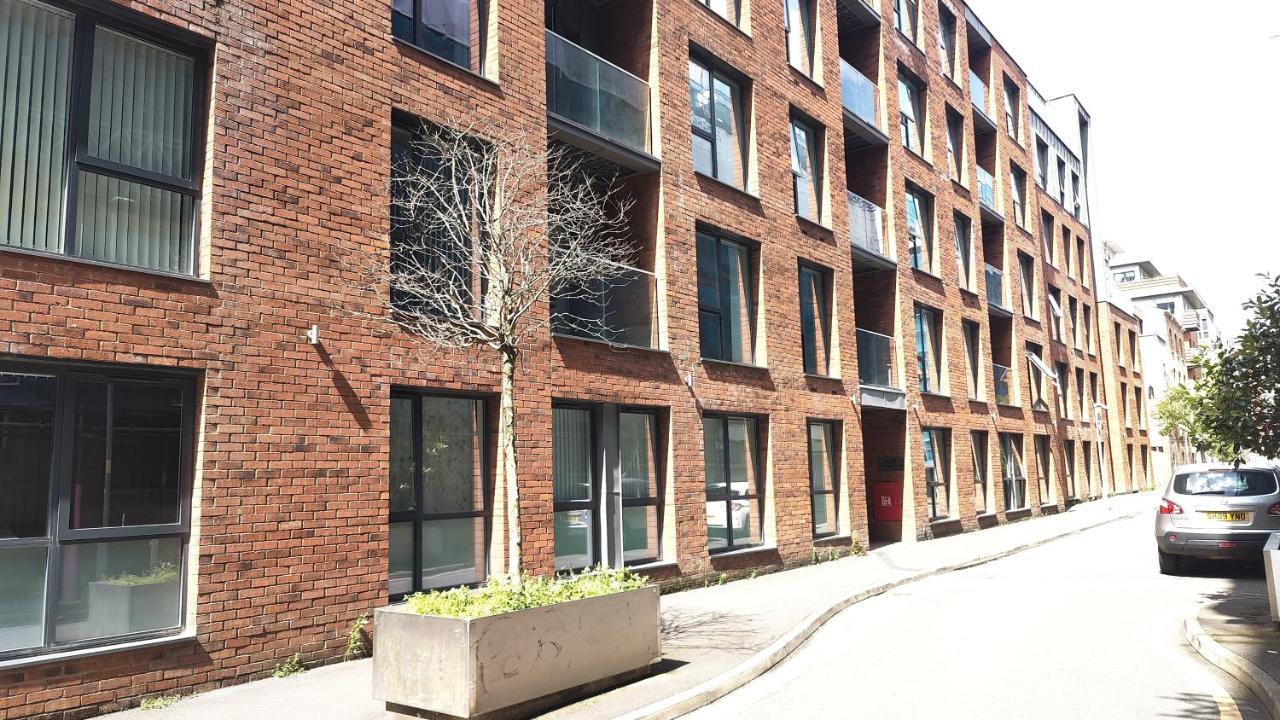 Bee City Cosy Stay - Near Train Stations and Shopping Centre with Private Parking - B&B Mánchester
