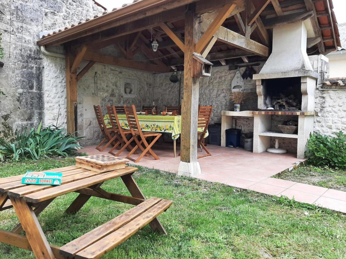 Gîte familial avec jardin, cheminée et équipements bébé – Bellevigne, Charente - FR-1-653-149 - B&B Viville