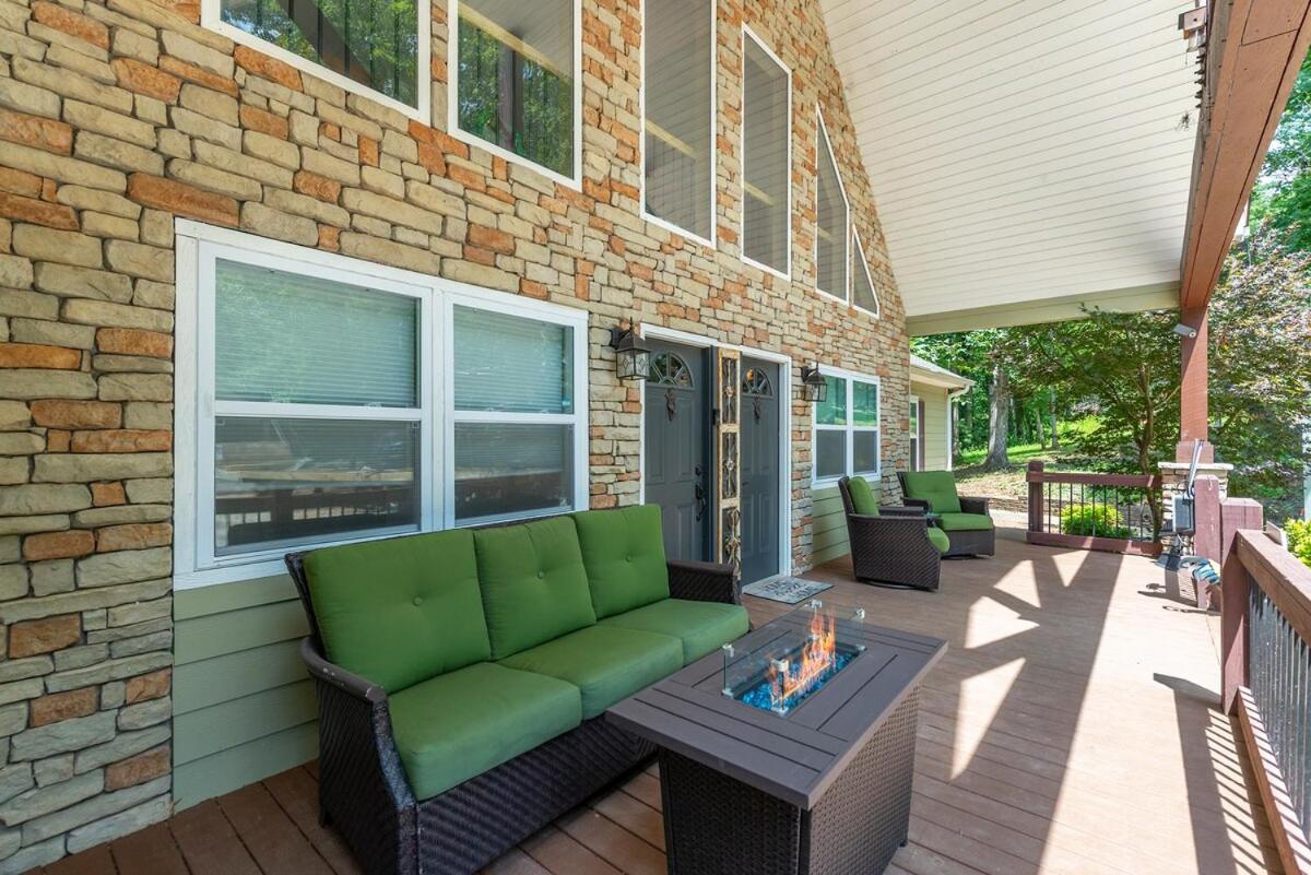 Funtastic Retreat! Pet Goats, Hot Tub, 10 Mins to Weaverville - 15 Min to AVL PS5, View, Karaoke - Chambres d'hôtes Weaverville