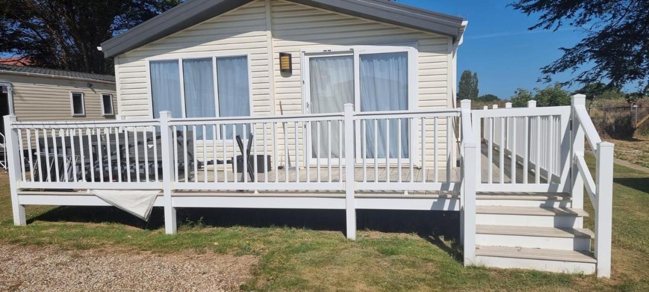 Stunning 6 Berth Lodge With Decking At Valley Farm Holiday Park Ref 46735V - B&B Great Clacton