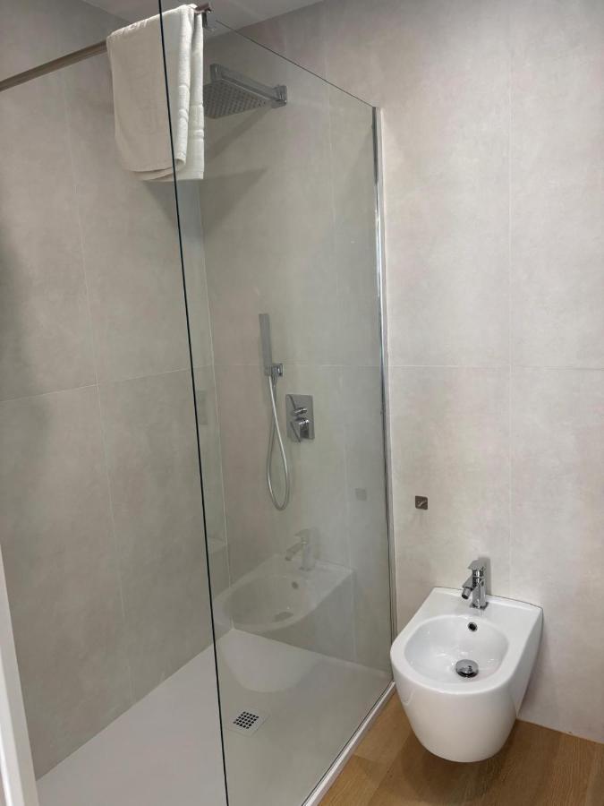 Habitación con cama extragrande y balcón