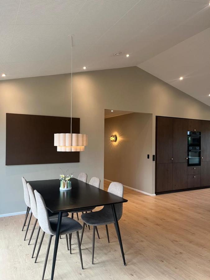 Topmoderne og bynær villa - B&B