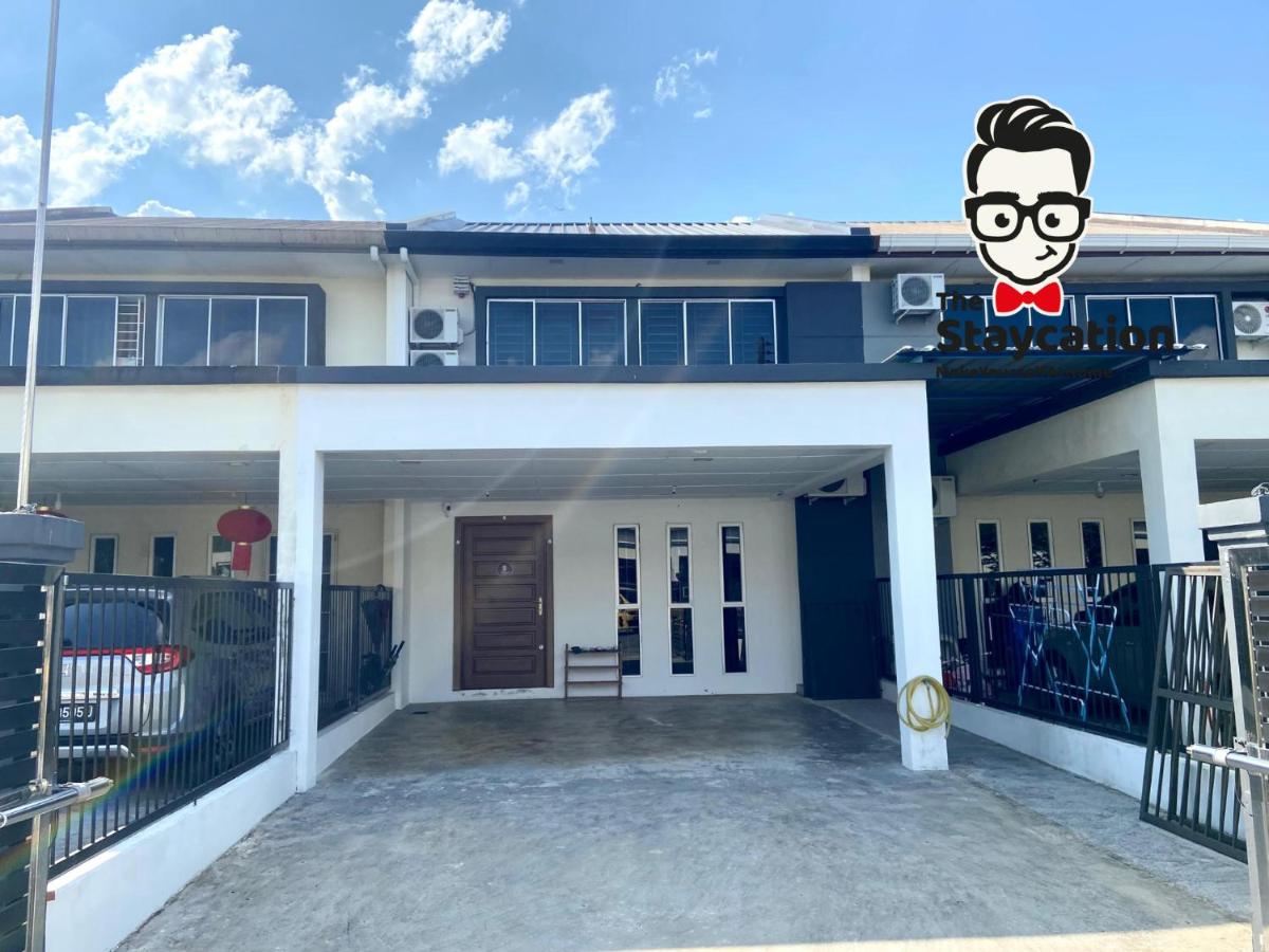 Staycation Homestay 15 Kch City Mall Landed House - B&B