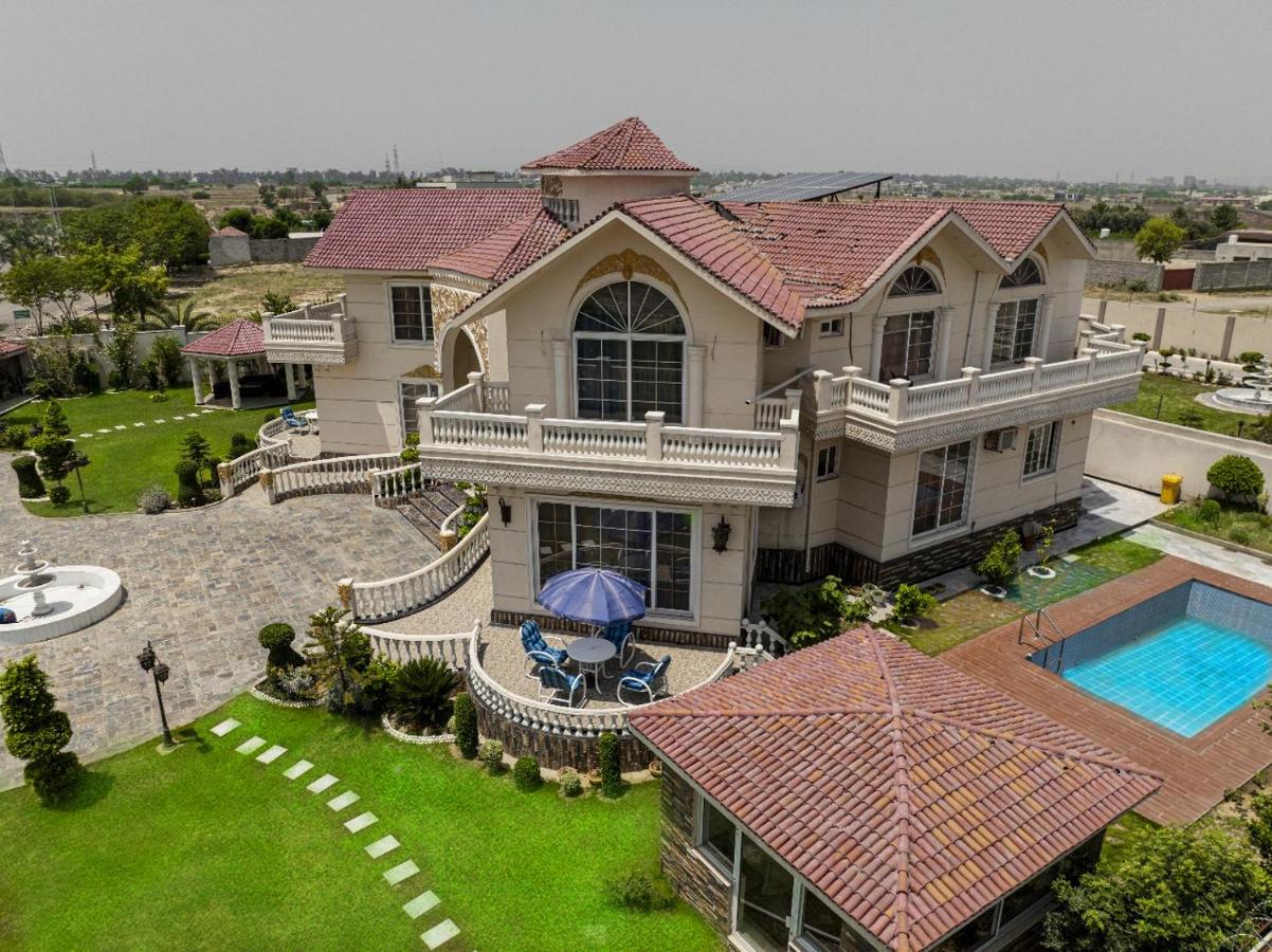 AH Royal Resorts - Luxury Resort in Islamabad with Pool & Gardens - B&B