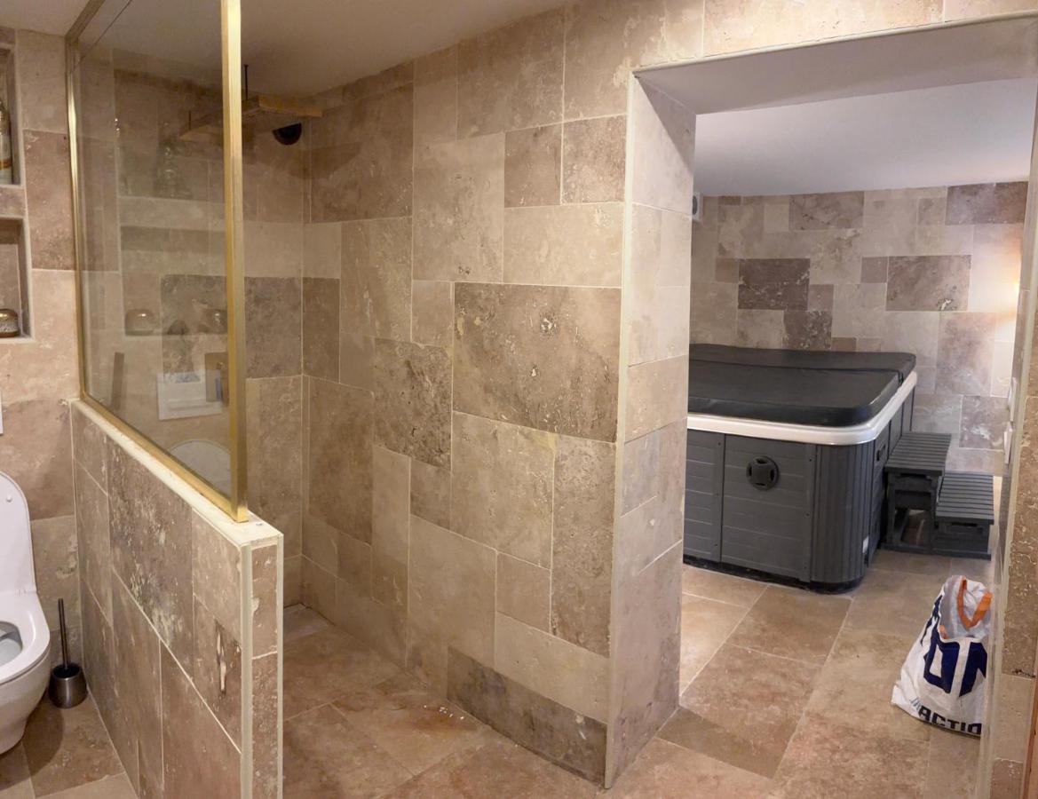 Spa privé et cinéma à Lesquin - B&B
