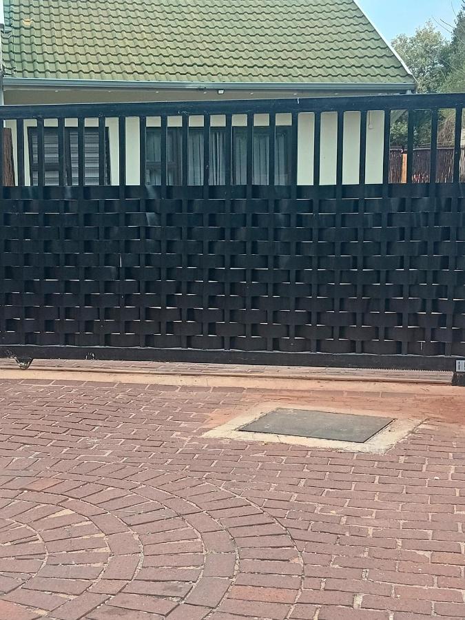 The Corner Nest - Ferienwohnung Roodepoort