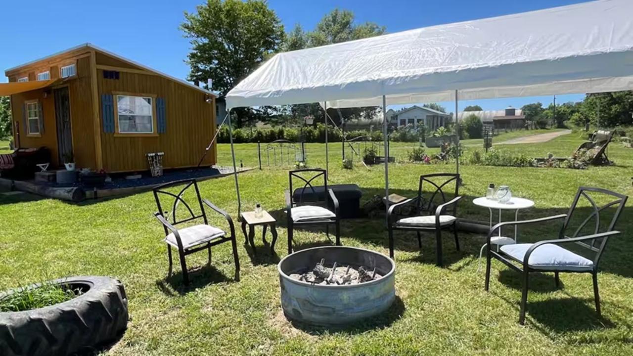 Tiny House on Cattle Farm Shenandoah Valley - B&B Edinburg