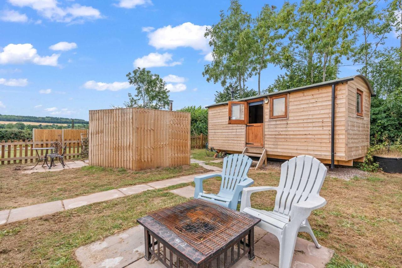 Unplug & Reconnect, Romantic Retreat with Hot Tub - B&B