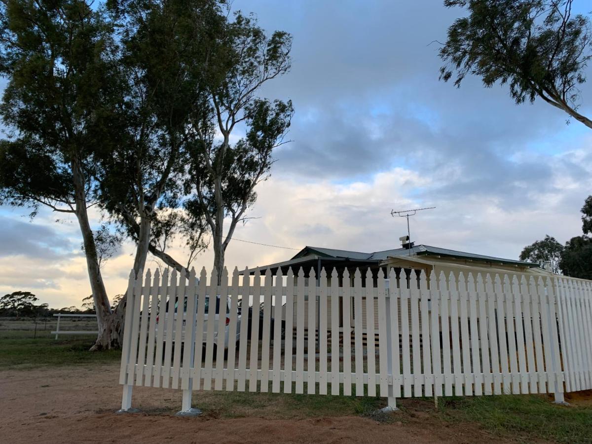 Merredin Cottage on the Avenue - Chambres d’hôtes Merredin