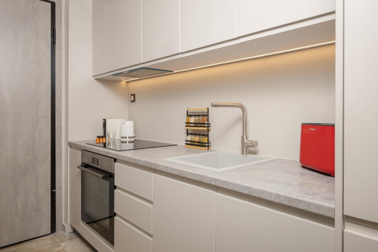 Demmi Central 2BR Designer Apt - B&B