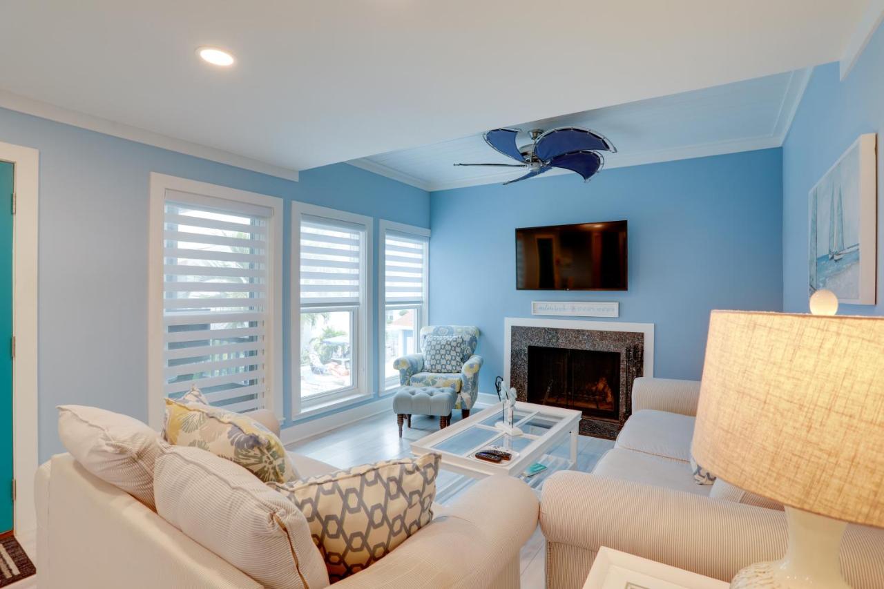 Poolside Madeira Beach Abode with Balcony! - B&B St. Pete Beach