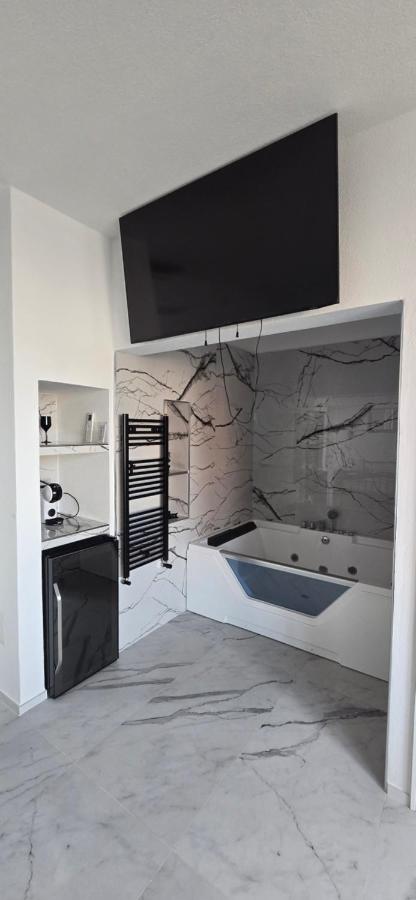 Doppelzimmer mit Whirlpool-Badewanne