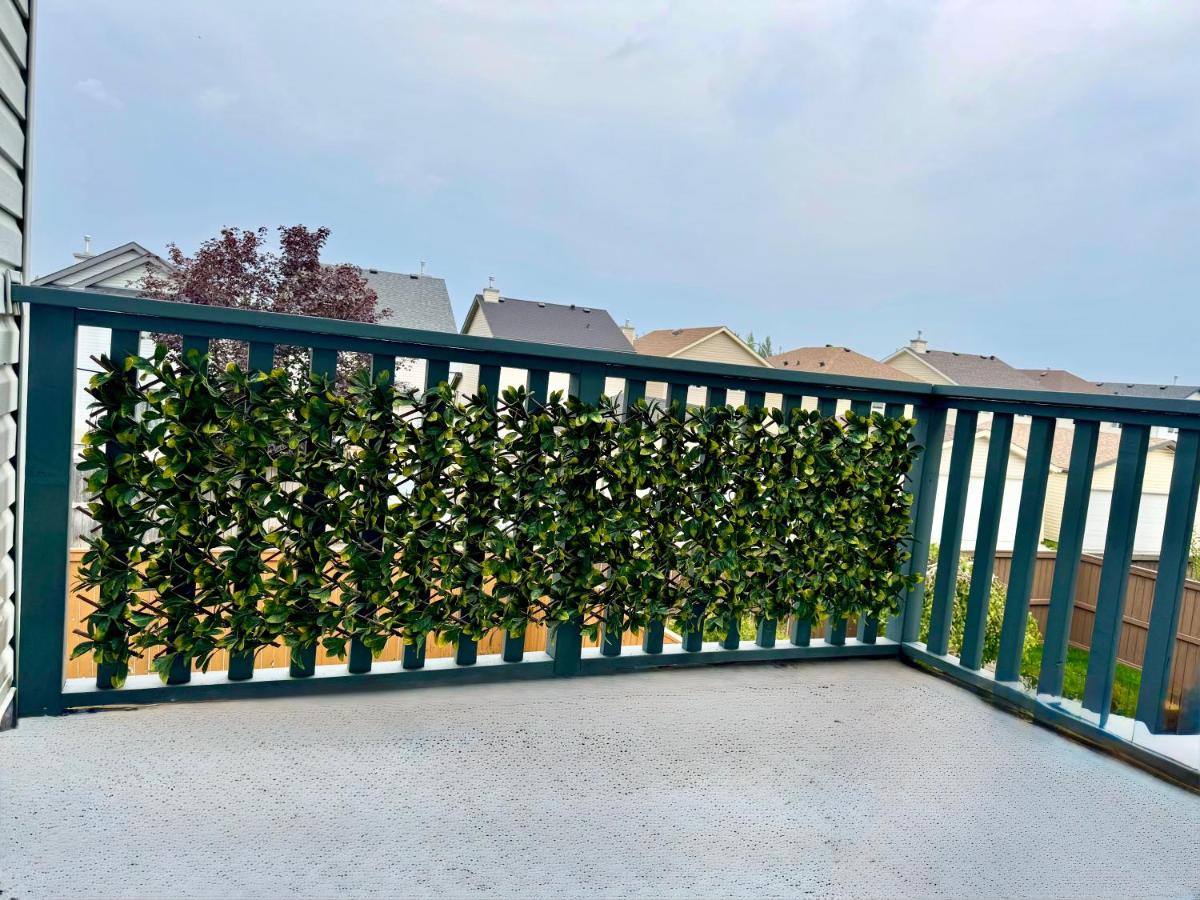 Comfy Homestay in Covepark Home - B&B Calgary