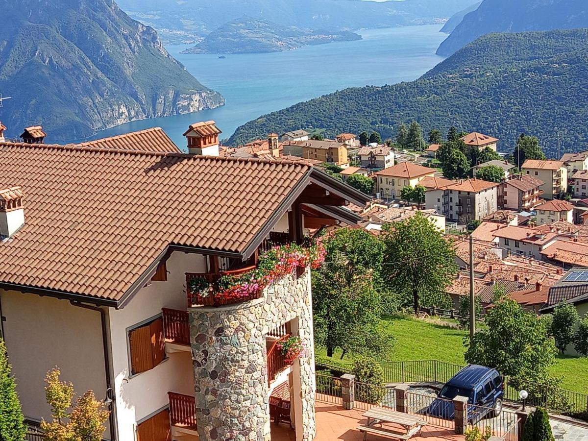 One-Bedroom Apartment with Lake View