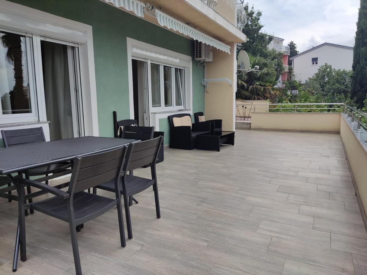 SUPERIOR APARTMENT WITH VERY BIG TERRACE, 3 BEDROOMS VERY CLOSE to SANDY BEACH - Ferienwohnung Crikvenica