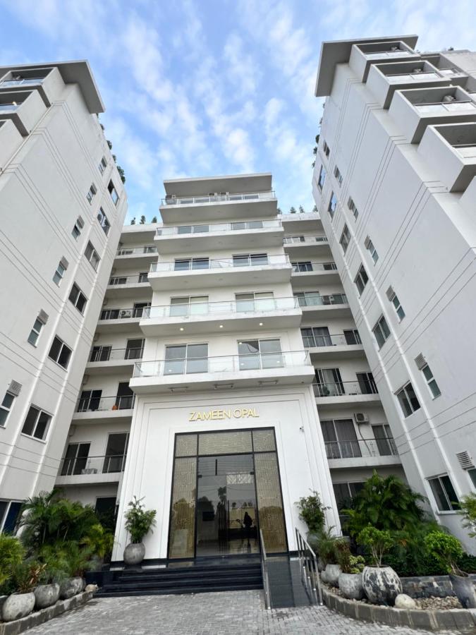 One Bed Luxury Apartment with Pool Gym Cinema amenities in Zameen Opal by Urban B&B - B&B