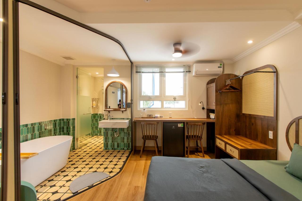 Zimmer mit Queensize-Bett und Whirlpool-Badewanne