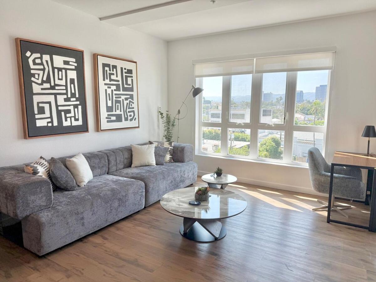 Westwood Penthouse 3 Bedroom 2 Bath w Gym, Balcony, Parking - B&B Los Angeles