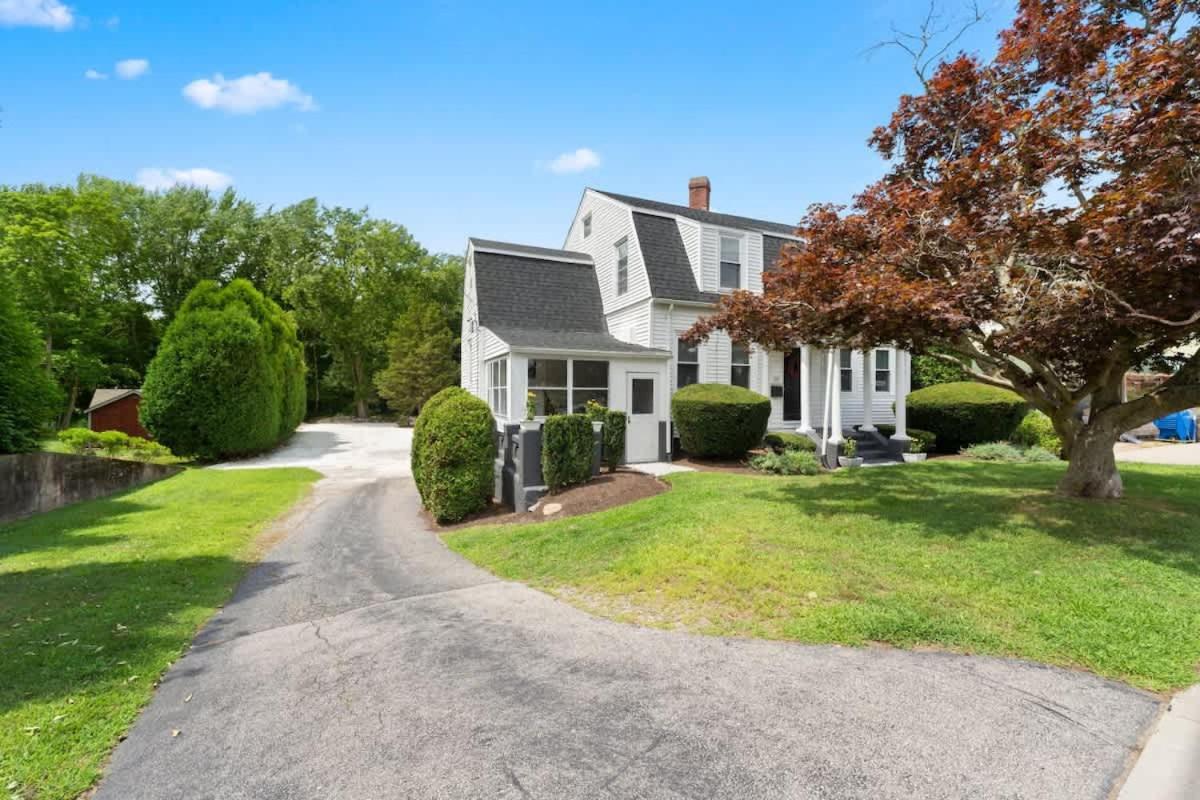 Harbor Walk Charming 4BR Steps to Town & Harbor - Bed and Breakfast Barrington