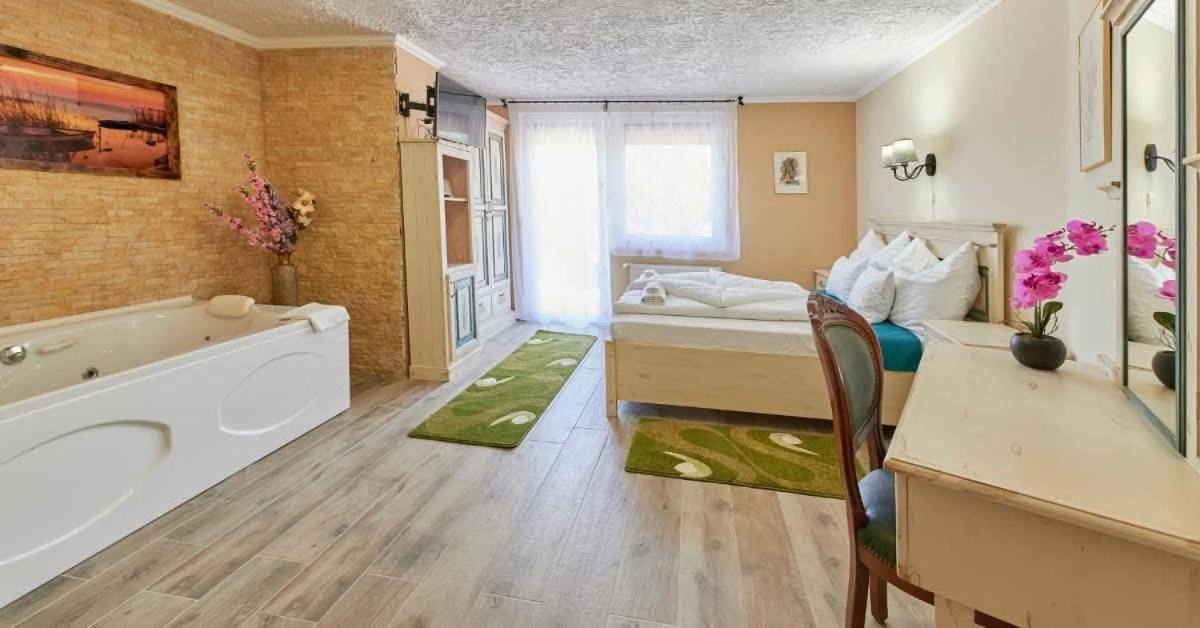 Deluxe Suite with Spa Bath