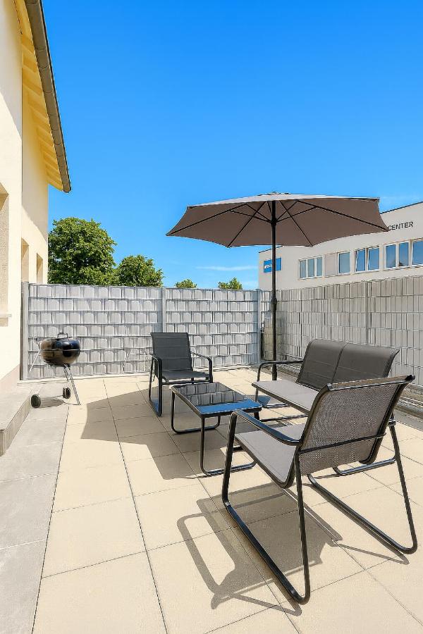 LETA Homes - Komfortables Gästehaus - eigene Parkplätze & Traumterrasse - Ferienwohnung Straubing