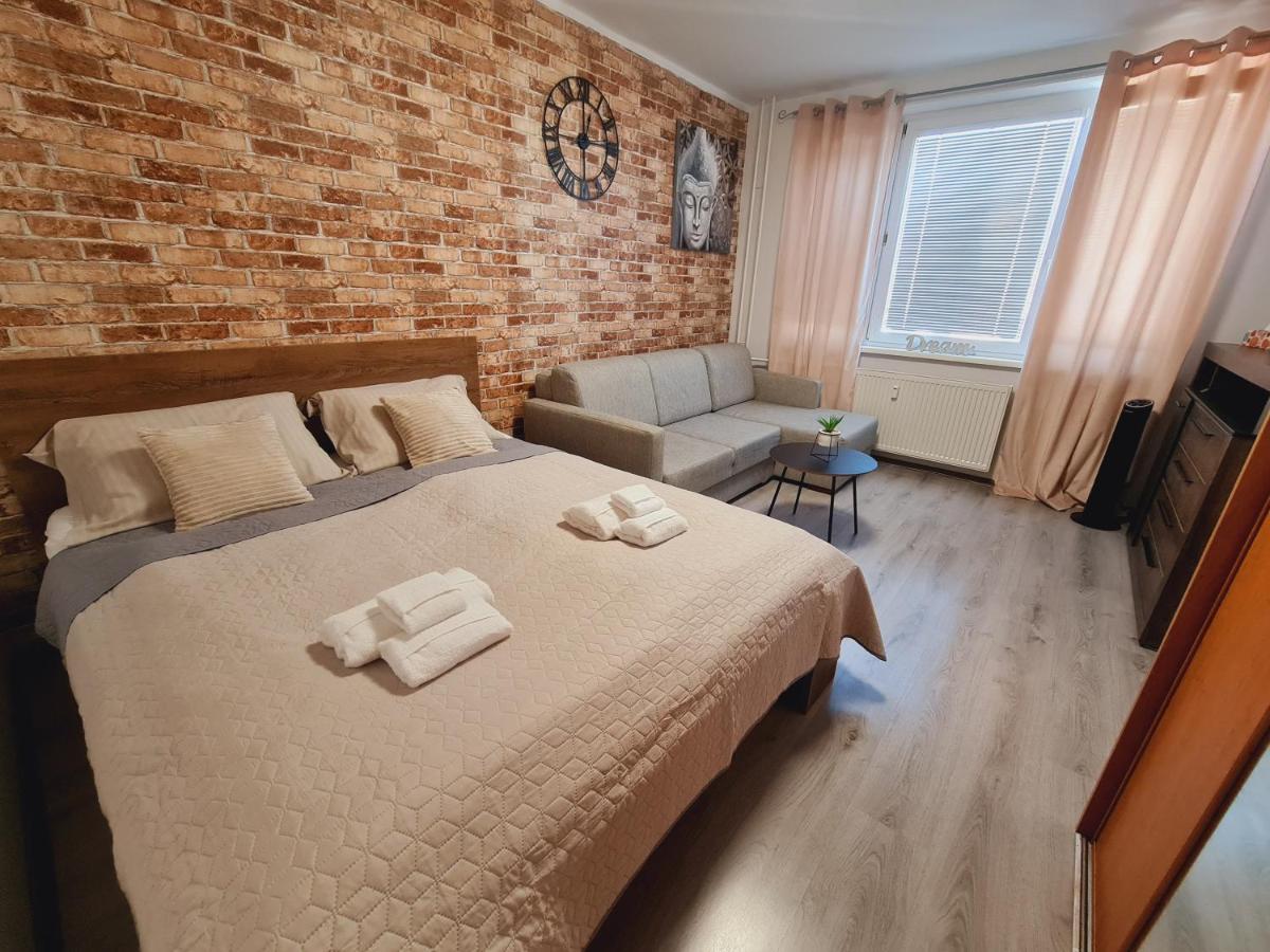 Slnečný Apartmán v centre Senca - B&B