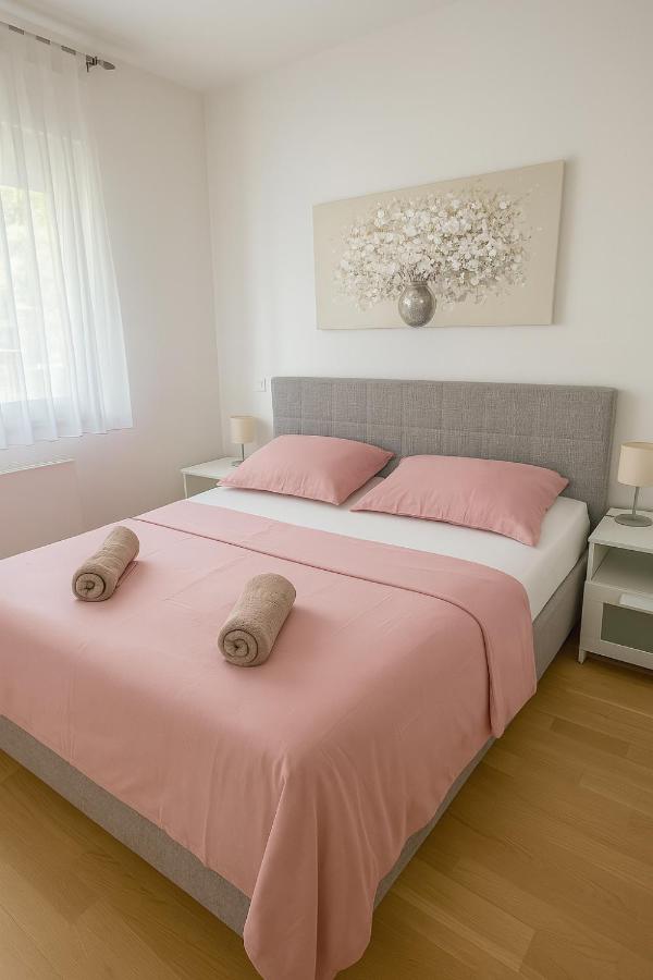 Lucky Place Apartment - Žumberačka with Free Private Parking - B&B Zagreb