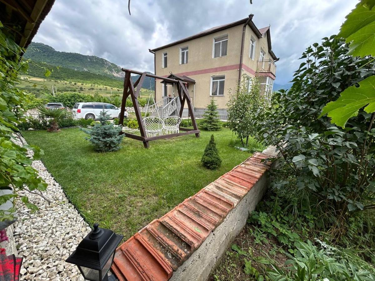 Дом на лоне горы с удобствами и красивым видом на горы и сад - B&B
