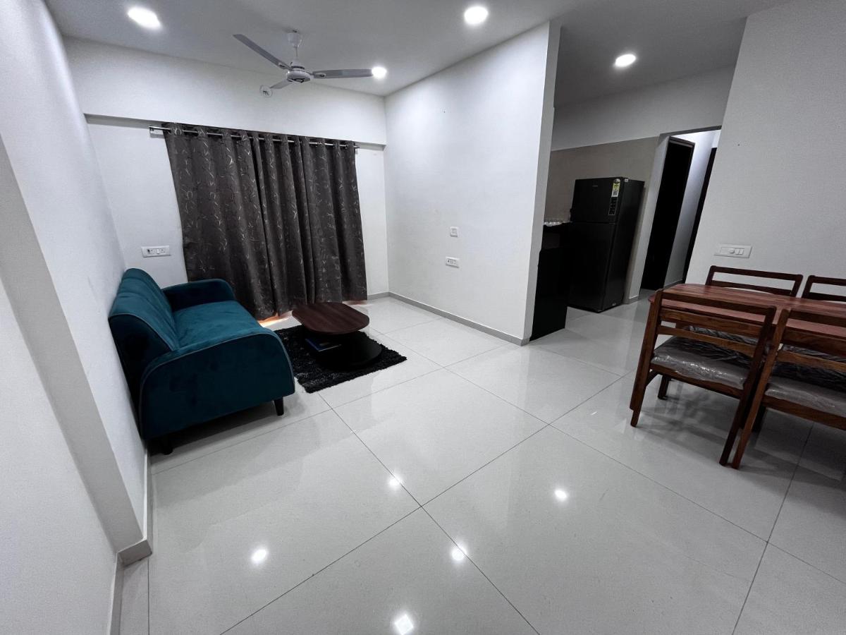 Zenith Suites & Service Apartments - Powai - Bed and Breakfast Bombay