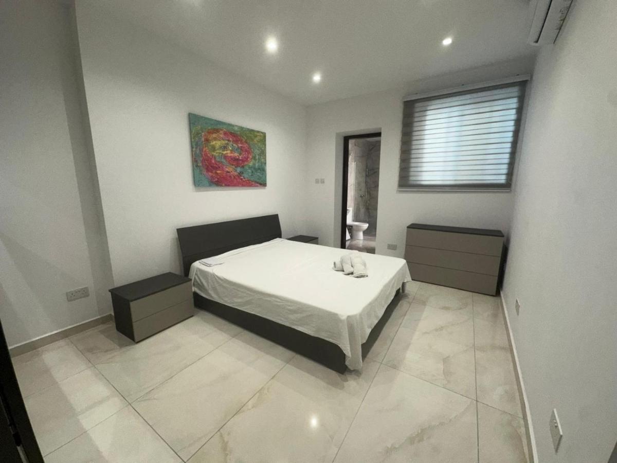 Central Bedroom en-suite, Sliema - B&B Sliema