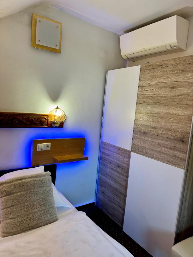 Kleines Zweibettzimmer