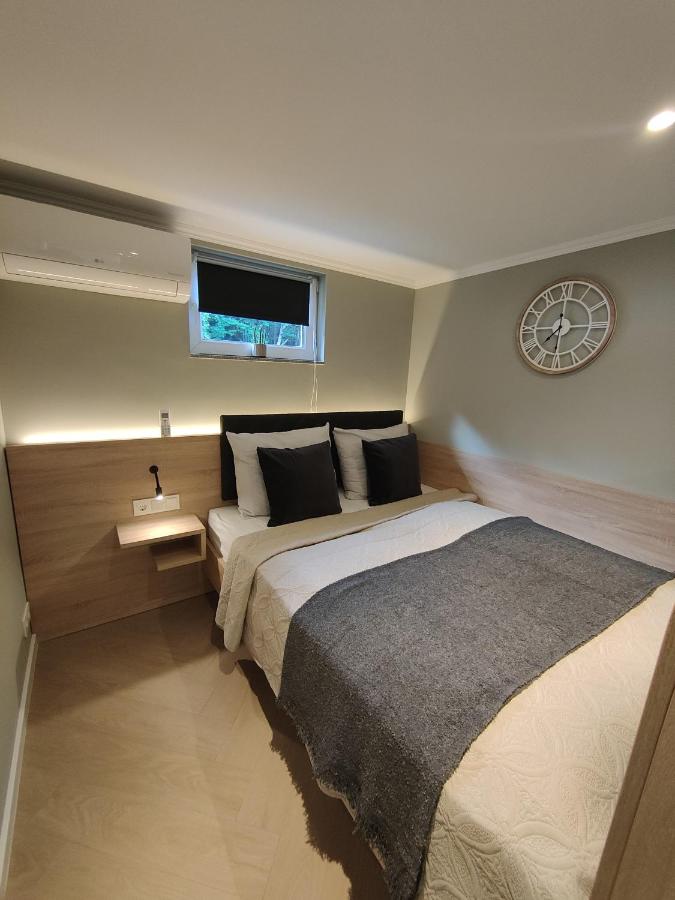 Five Studios - Premium Rooms with King Size Bed, Kitchen, AC, close to Ramstein Air Base - B&B
