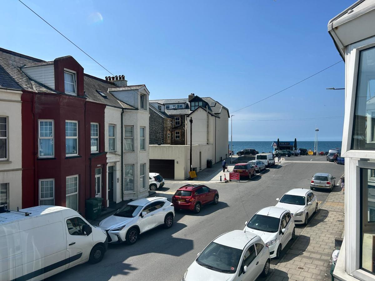 Charming 4 Bed Coastal Apartment, Flat 2 - B&B