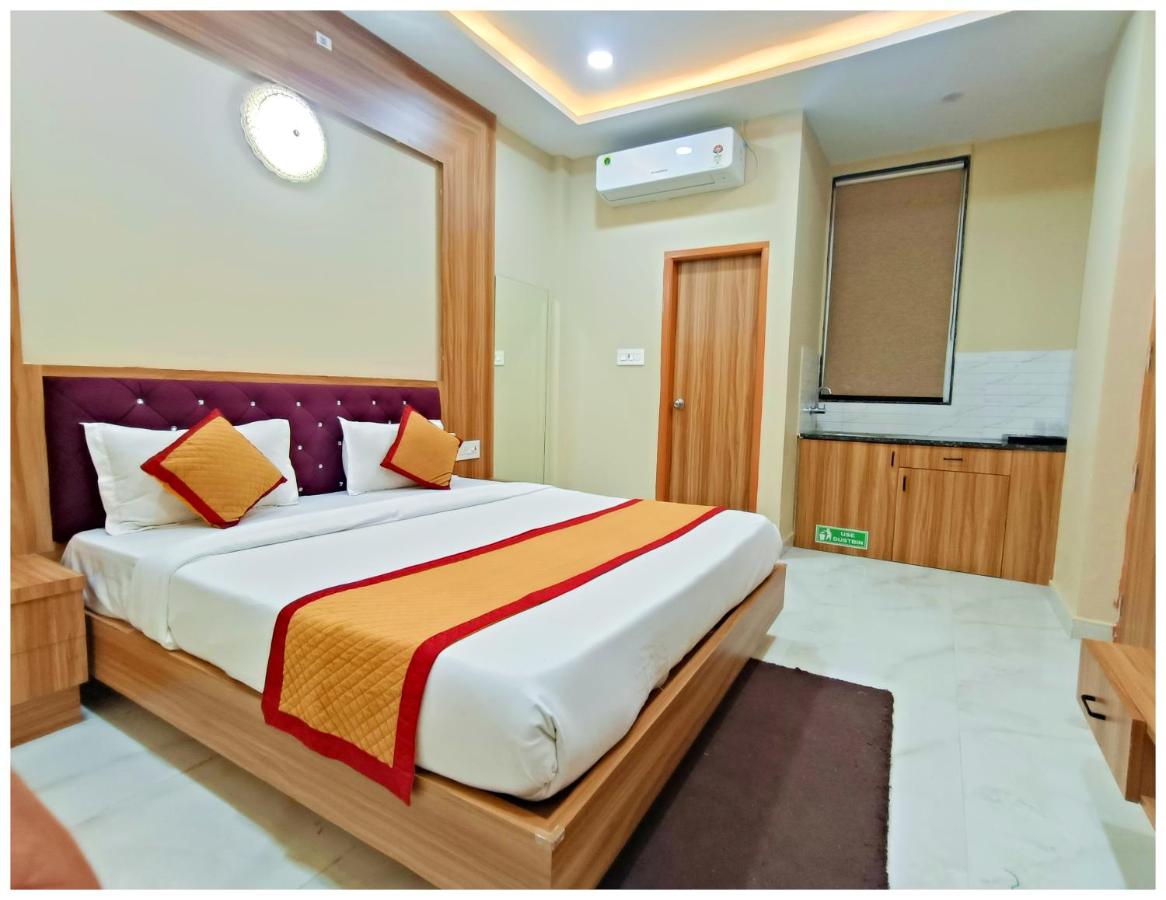 Hotel Nikunj Palace ! Close to Prem Mandir, ISCKON Temple and Main places ! Fully Air Conditioned Premium Family Rooms with all the Facilities and Amenities ! Lift and Parking Availability - B&B Vrindāvan