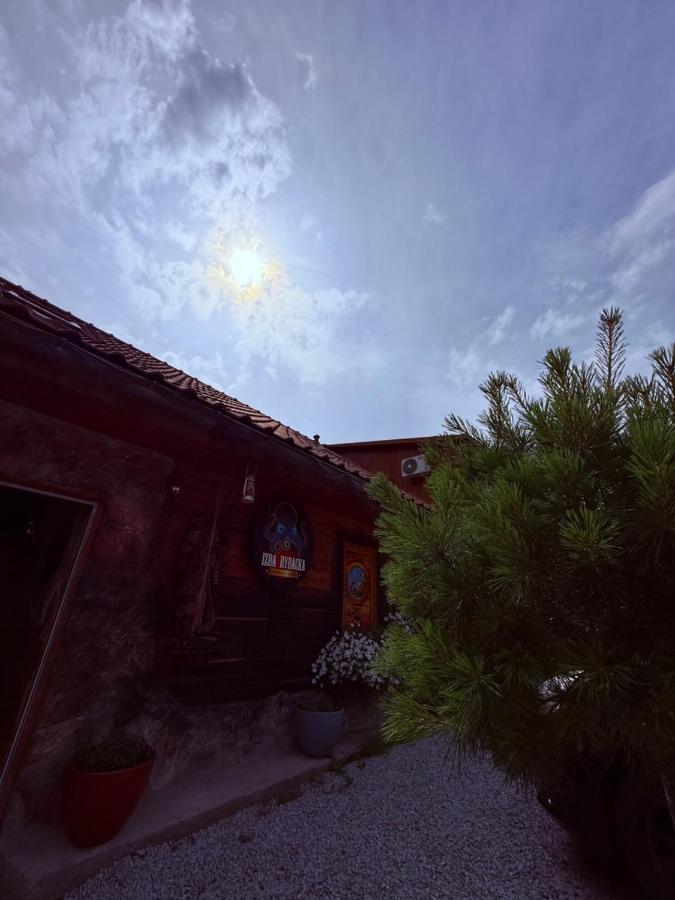 Restauracja i Noclegi Izba Rybacka w Krainie Wygasłych Wulkanów - B&B