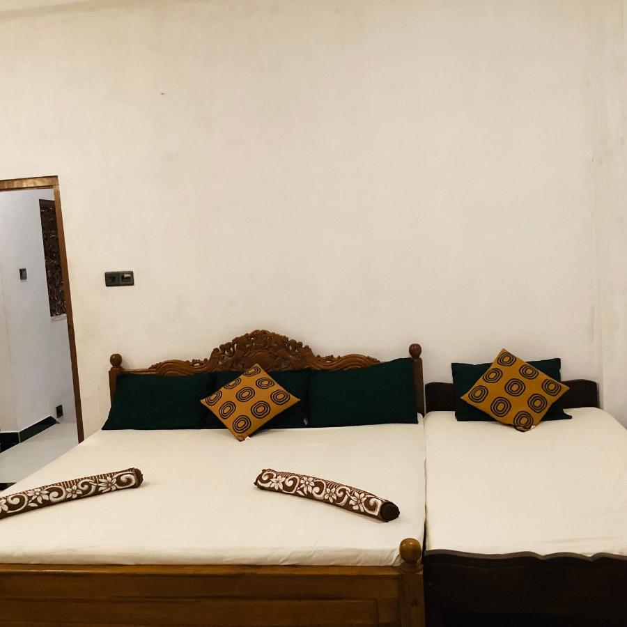 Habitación con cama extragrande y balcón