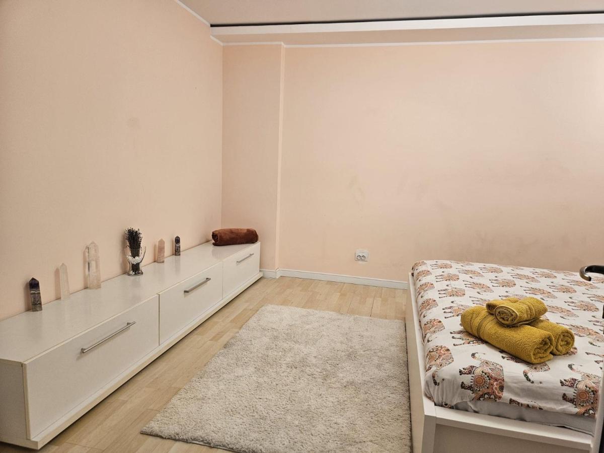 Camera Matrimoniale con Bagno in Comune 