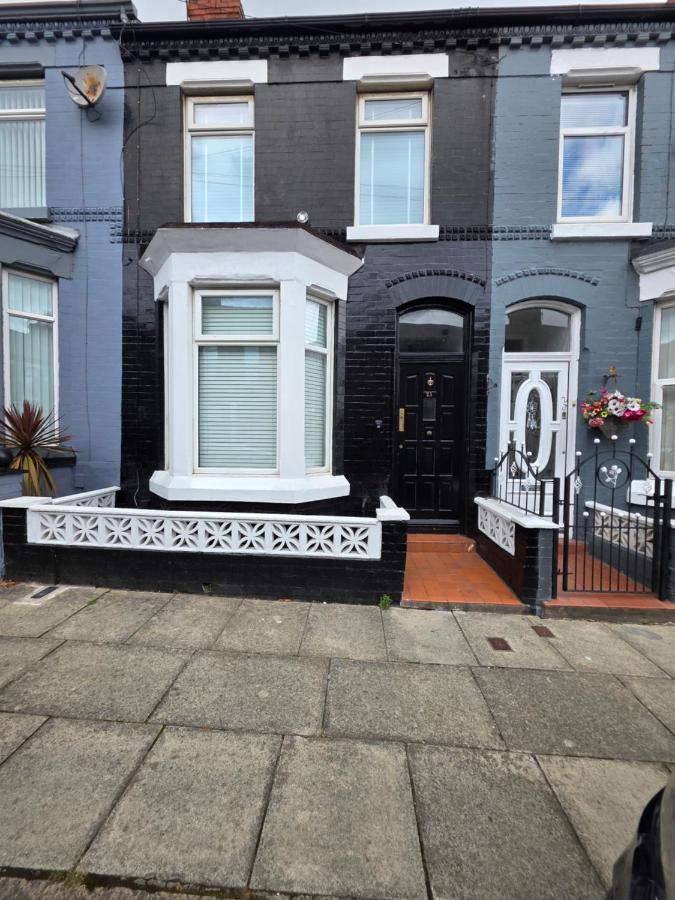 2 Bedroom Apartments Near Anfield Stadium - Sleeps 4 per Flat - B&B