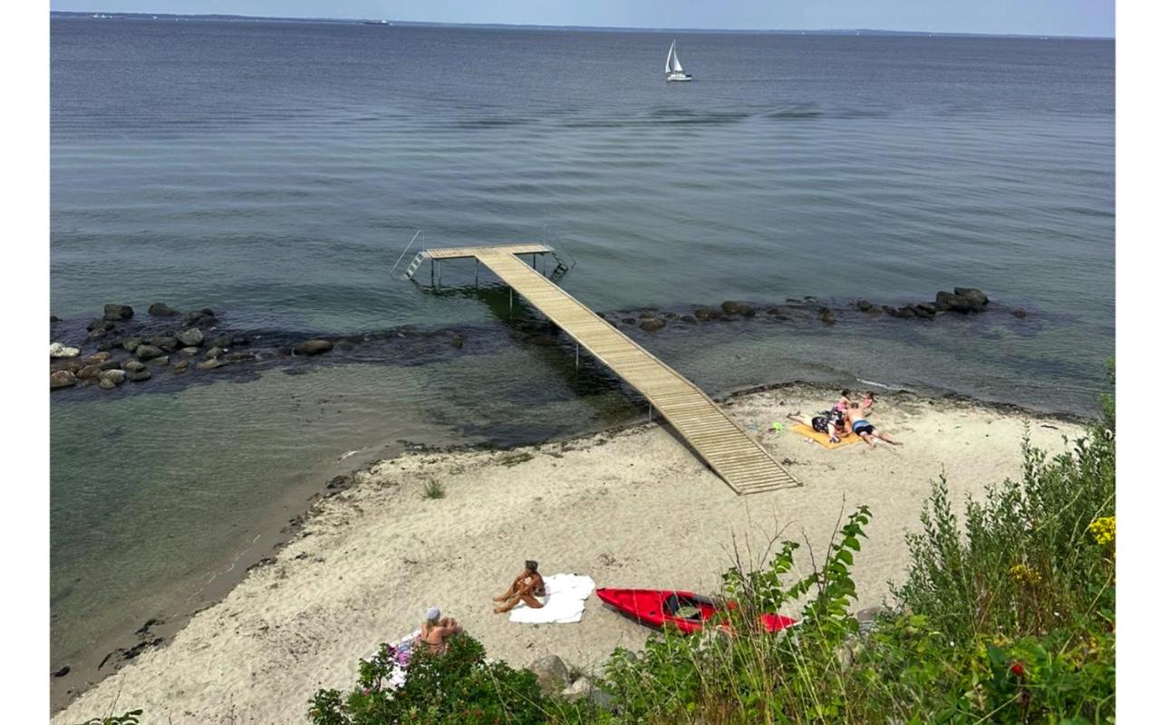 Dejlig sommerhus 150m fra privat strand - B&B