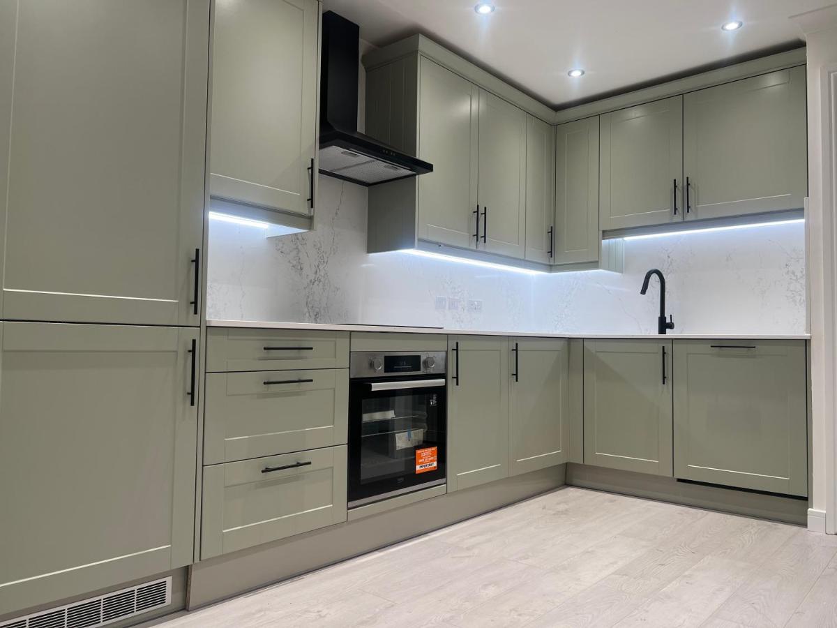 Rose Mews, Newly Refurbed Modern Interior with Garden - B&B Edmonton